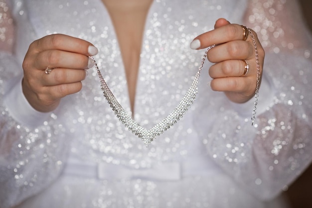 The bride shows the necklace she will wear to the ceremony 4348