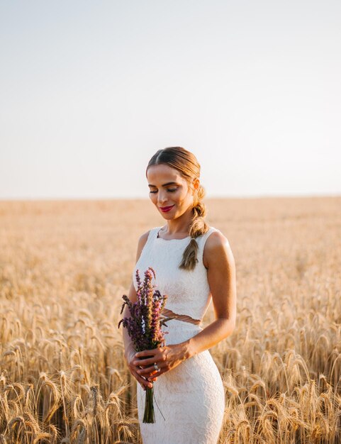 Photo bride standing by landscape against clear sky