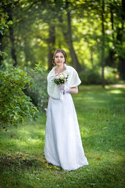 La sposa nel parco estivo