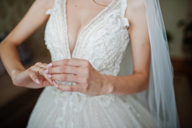 Bride wear ring Wedding details style