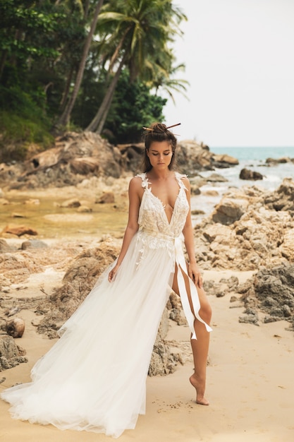 Photo bride wearing beautiful wedding dress on the tropical beach