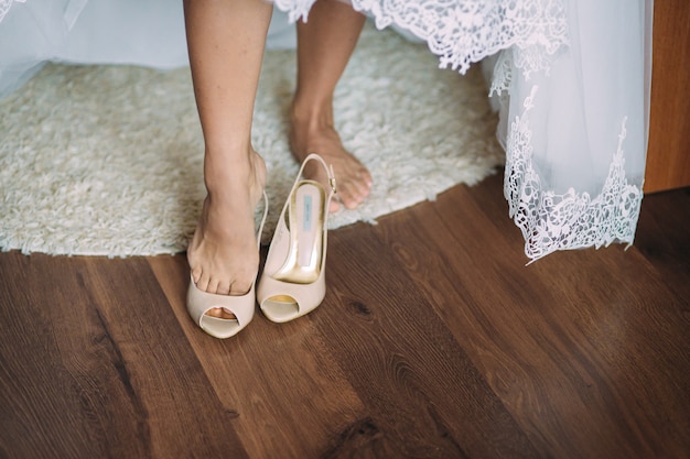 Bride wears her shoes