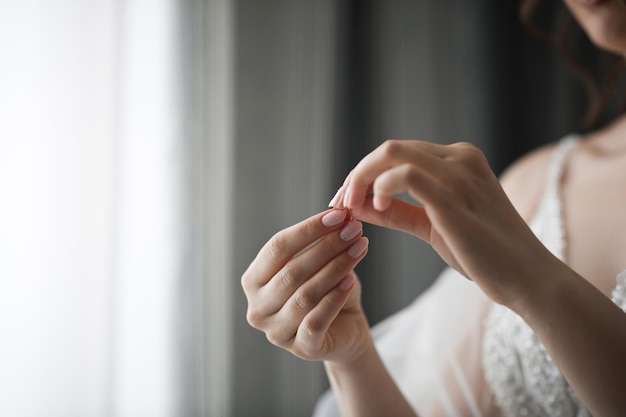 The bride wears pearl earrings for the holiday 3985