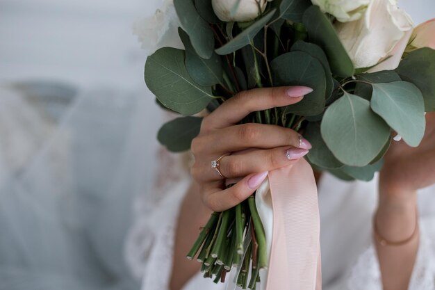 Sposa in abito da sposa con bouquet