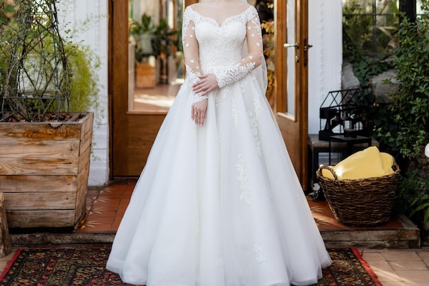 순백의 웨딩드레스를 입은 신부가 결혼식장에서 신랑을 기다리고 있다.