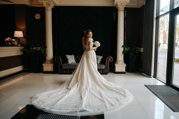 Foto sposa in un abito da sposa bianco