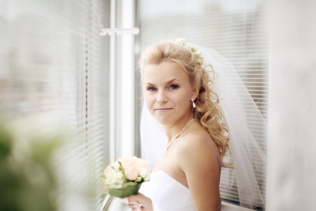 Foto la sposa alla finestra al matrimonio