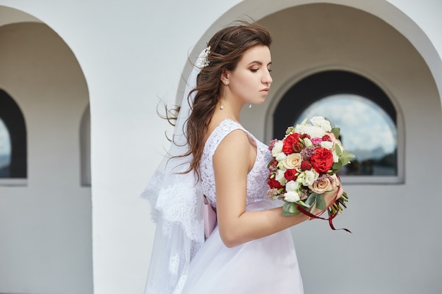 Фото Невеста с букетом цветов в руках