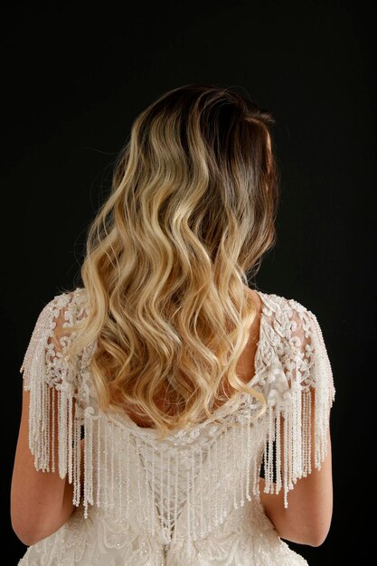 A bride with blonde wavy hair