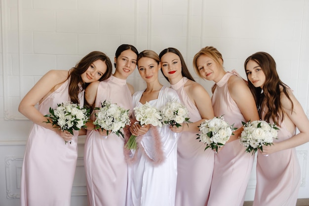 Photo a bride with a bouquet of flowers in her hands