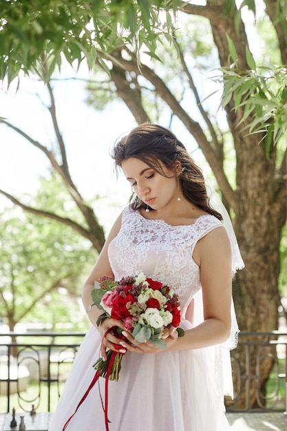 Sposa con un mazzo di fiori nelle sue mani