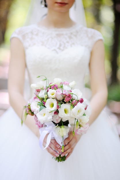 手で花束を花嫁