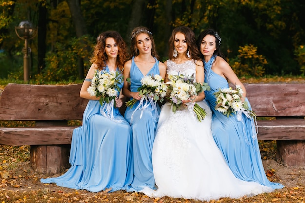 Photo bride with bridesmaids