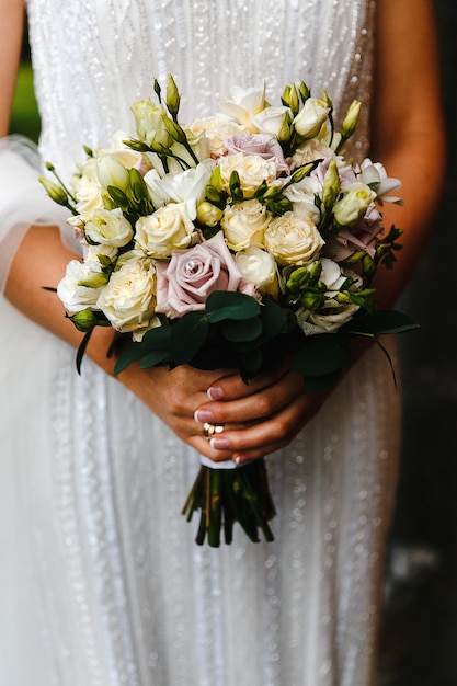 bride with flowers bouquet