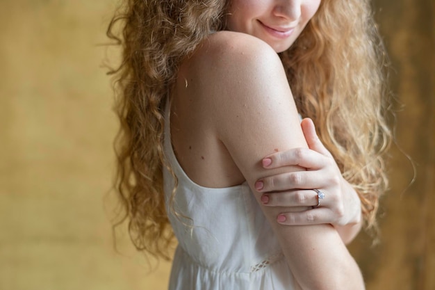 Foto una sposa con l'anello nuziale