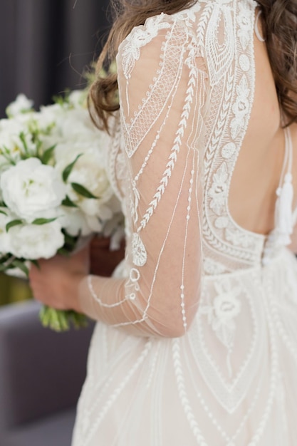 Невеста с белым свадебным букетом