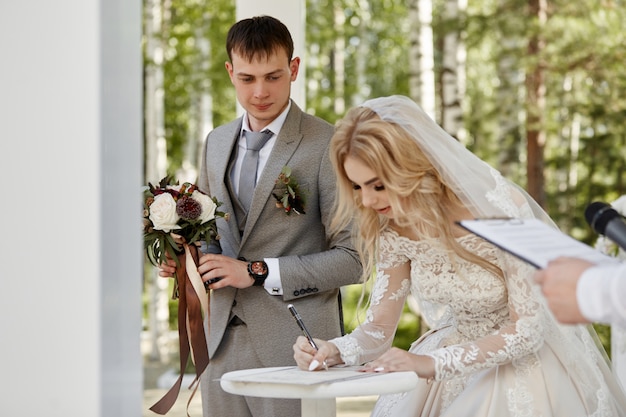 新郎新婦は結婚を登録します。自然の中での結婚式。永遠の愛