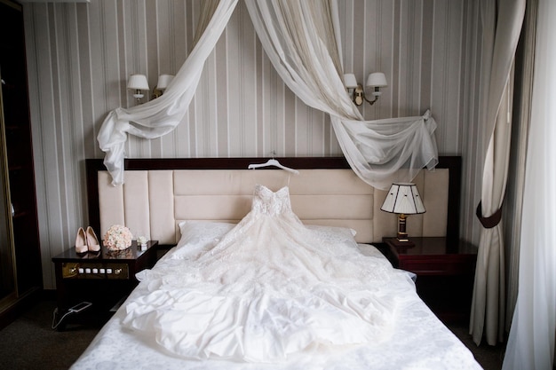 Bride39s trouwjurk in de ochtendkamer