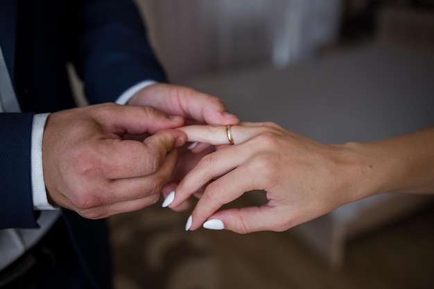 Lo sposo mette l'anello sulla mano della sposa