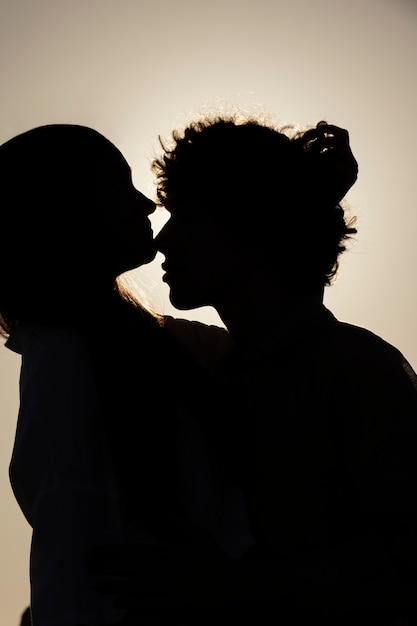 Photo bridegroom silhouette by the seaside