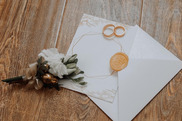 Foto anello di fidanzamento delle spose stiletti profumo dettagli del matrimonio della sposa fiori bellissimo vestito da sposa leggero