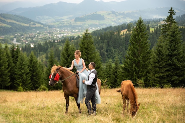 Foto spose a passeggio in montagna