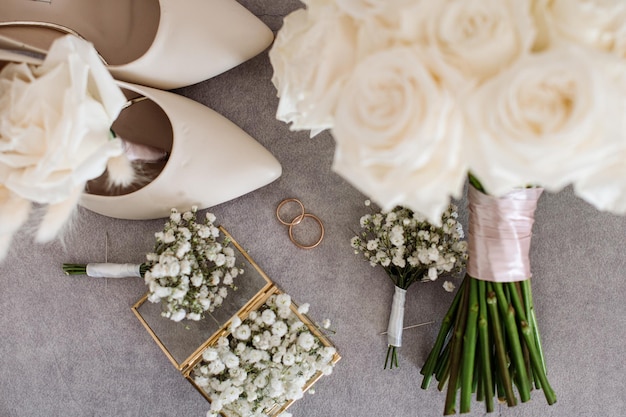 花嫁の結婚式のアクセサリーは、フラットレイの結婚式の日に花束と招待状を鳴らします