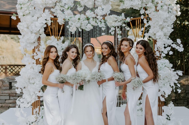 Photo bridesmaids holding wedding bouquets