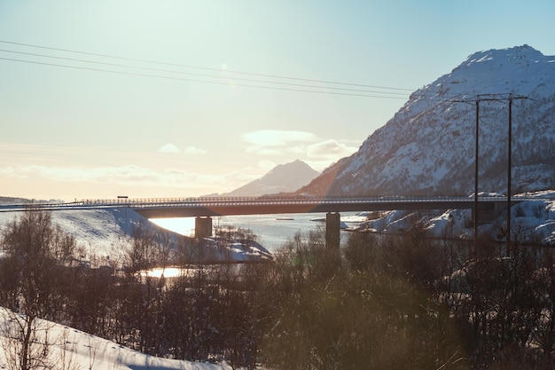 Foto ponte contro un bellissimo paesaggio norvegese