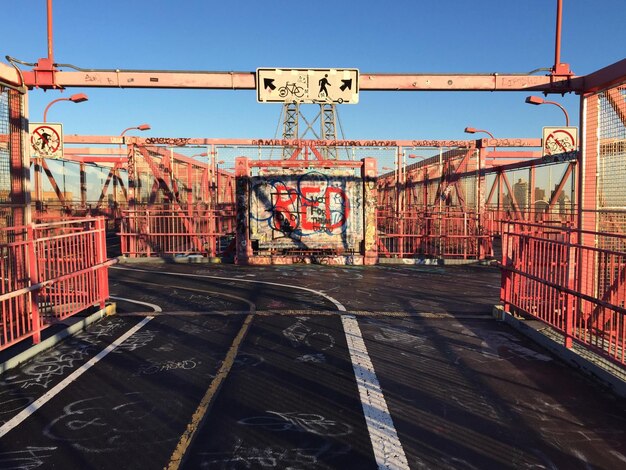 Foto il ponte contro il cielo blu limpido