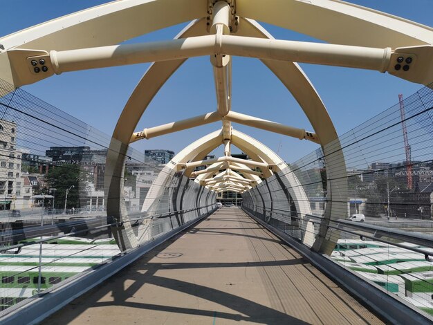 Photo bridge against clear sky in city