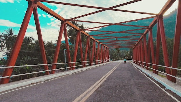 Foto ponte contro il cielo