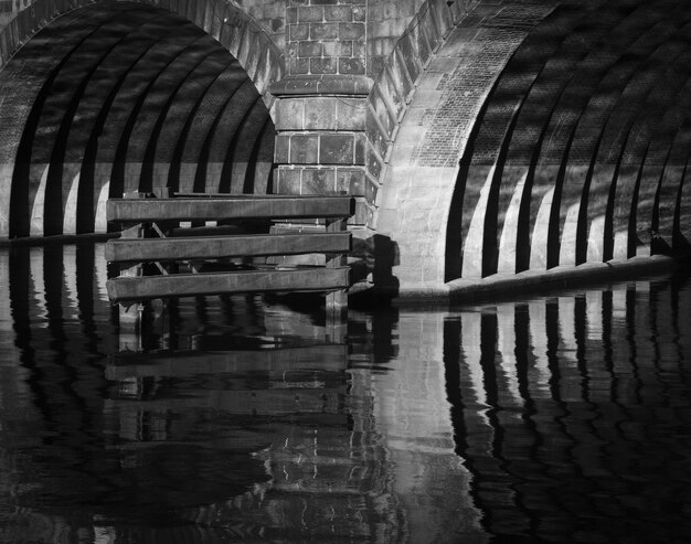 Foto arco del ponte sul fiume