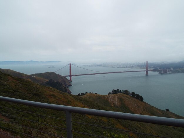 Photo bridge over bay against sky