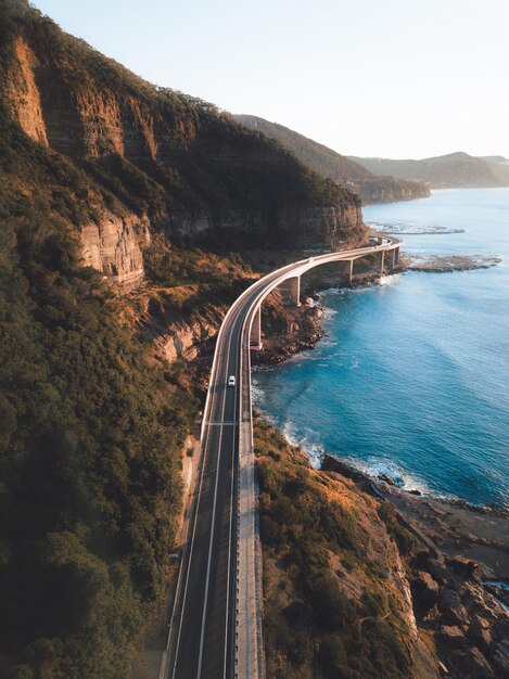 Foto ponte sul mare contro un cielo limpido