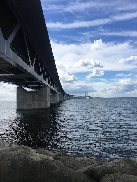 Foto ponte sul mare calmo contro il cielo