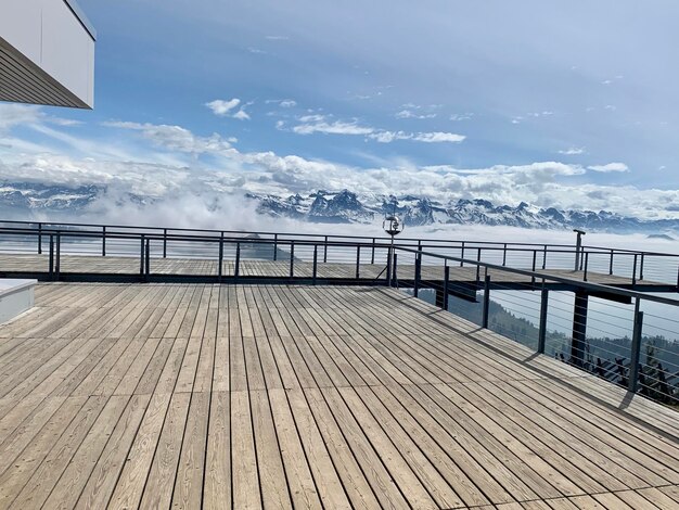 Photo bridge over calm sea against sky