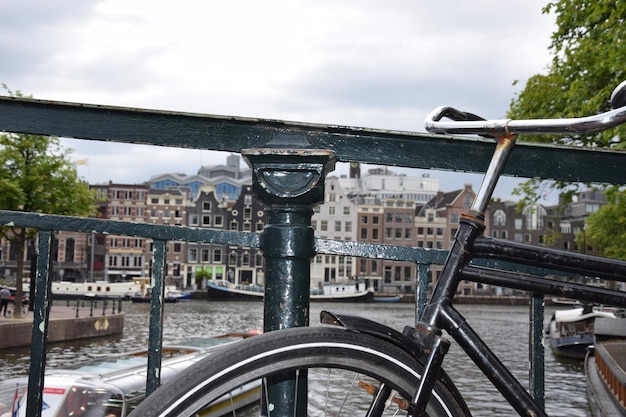 Foto ponte sul canale tra gli edifici della città contro il cielo