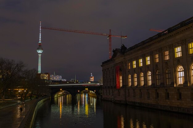 Foto ponte sul canale in città di notte