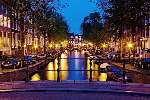 Foto ponte sul canale in città di notte