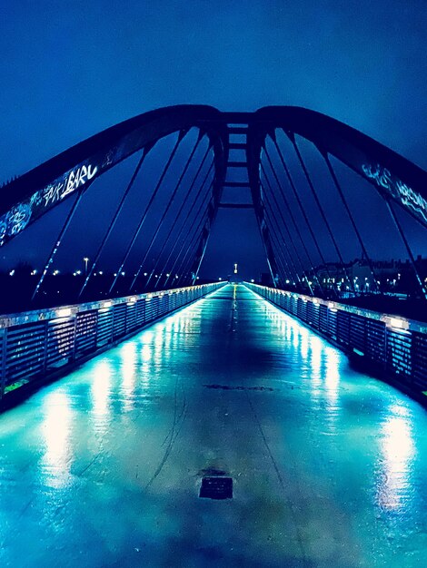 Foto ponte in città contro il cielo blu