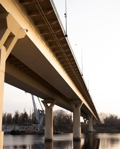 Foto linee di architettura per la costruzione di un ponte sotto la superstrada sopraelevata del ponte