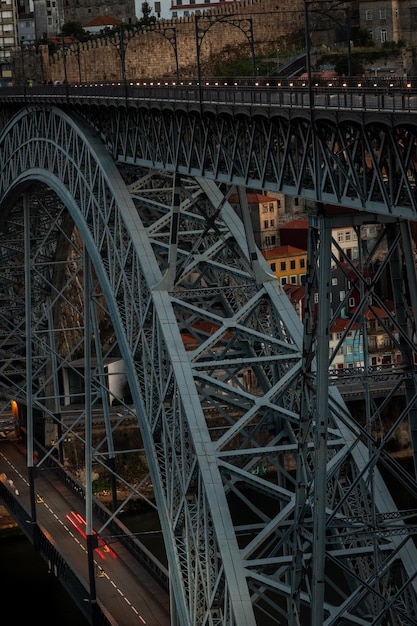 Foto ponte sul fiume douro nella città di porto in autunno in portogallo