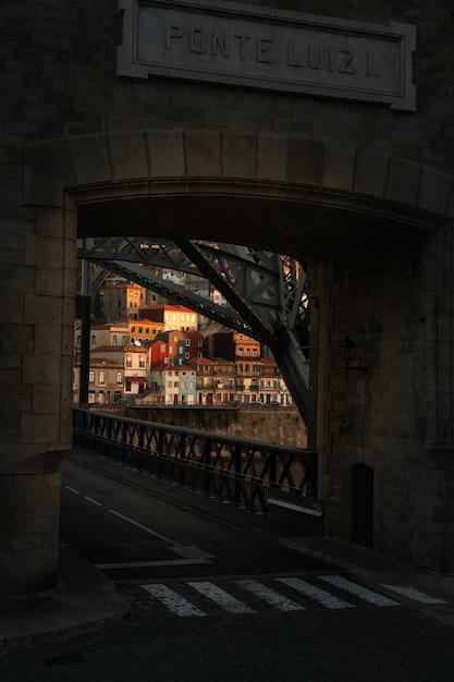 Foto ponte sul fiume douro nella città di porto in autunno in portogallo