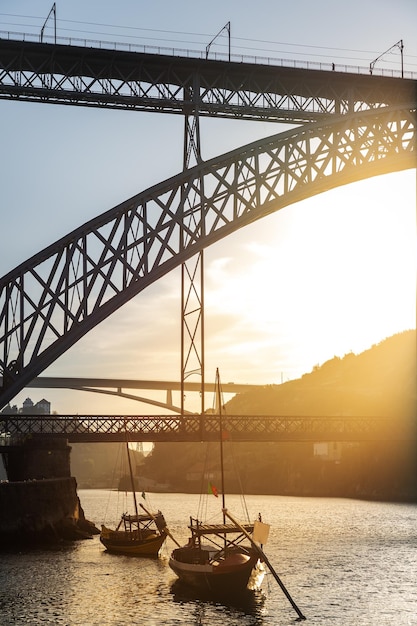 Foto ponte sul fiume douro nella città di porto in autunno in portogallo