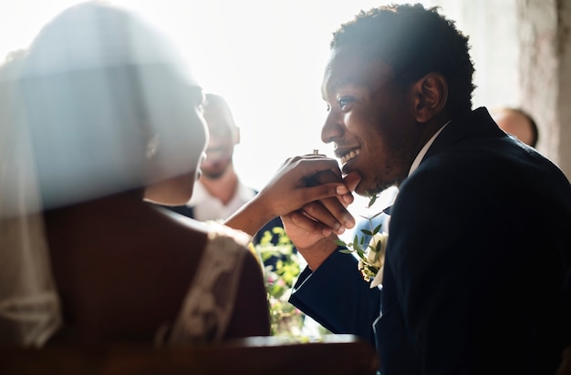 橋と新郎の結婚式の日