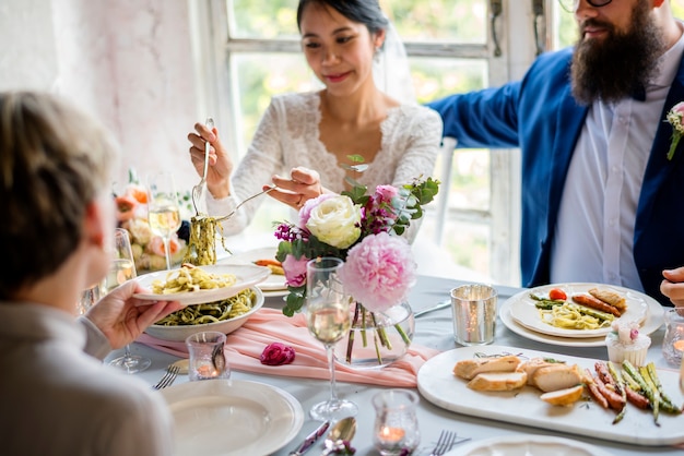 橋と新郎の結婚式の日