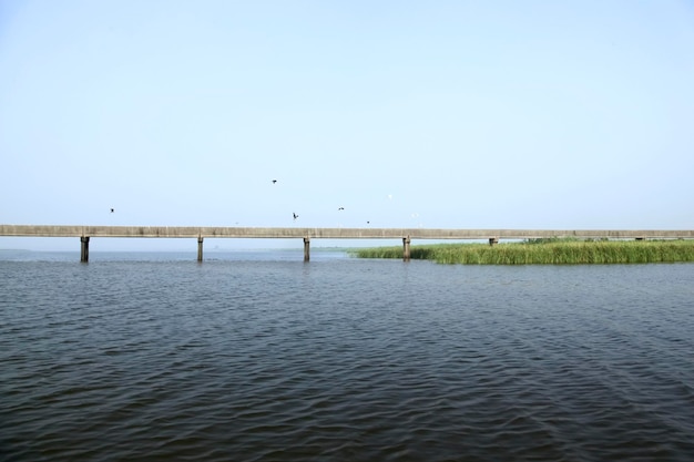 空に向かって湖を越えた橋