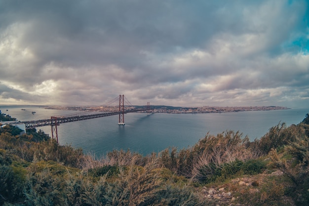 Ponte di lisbona nel mezzo del fiume