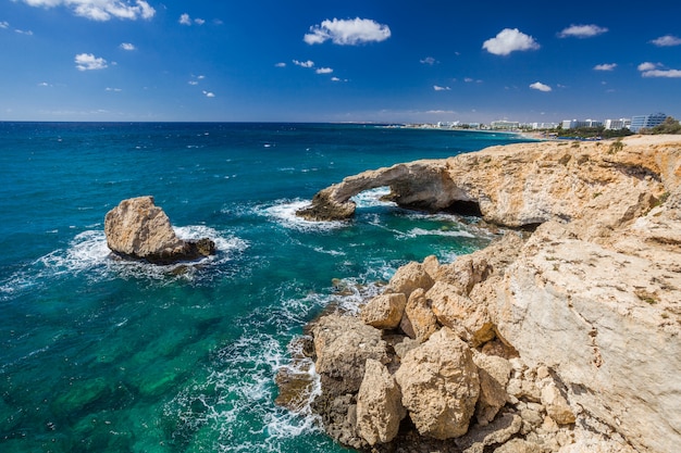 愛好家の橋またはモンクシールアーチ、アギアナパキプロスの地中海の石の崖。